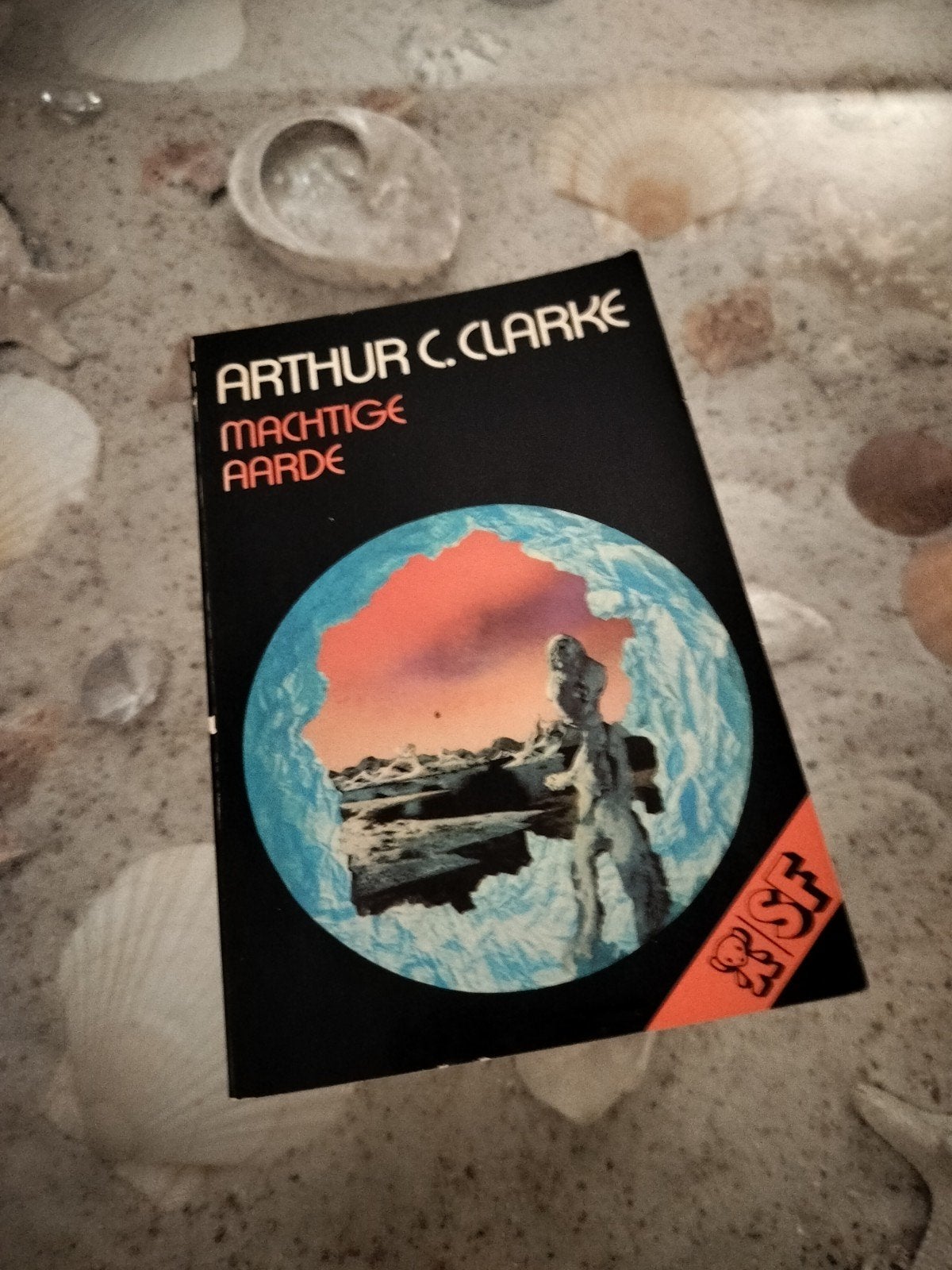 Arthur C Clarke - Machtige Aarde - Bruna SF 72, Ophalen of Verzenden, Gelezen