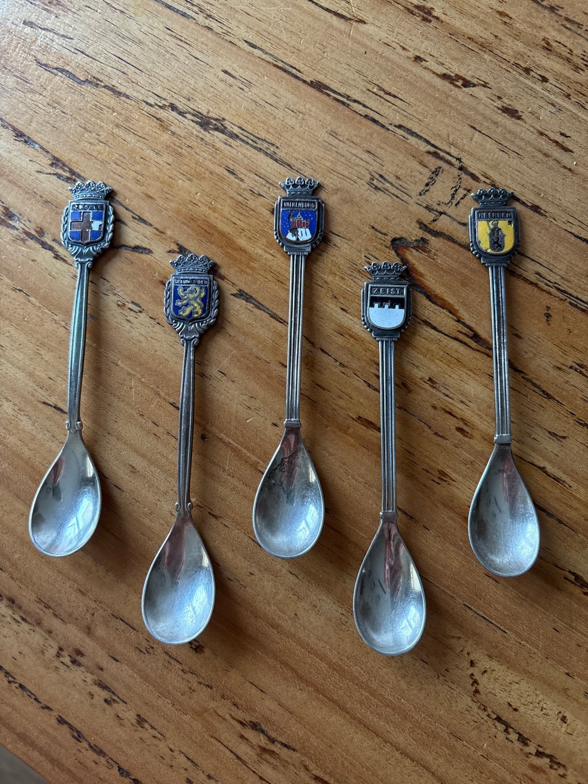 Set van 5 verzilverde herdenkingslepeltjes met wapens, Antiek en Kunst, Ophalen of Verzenden