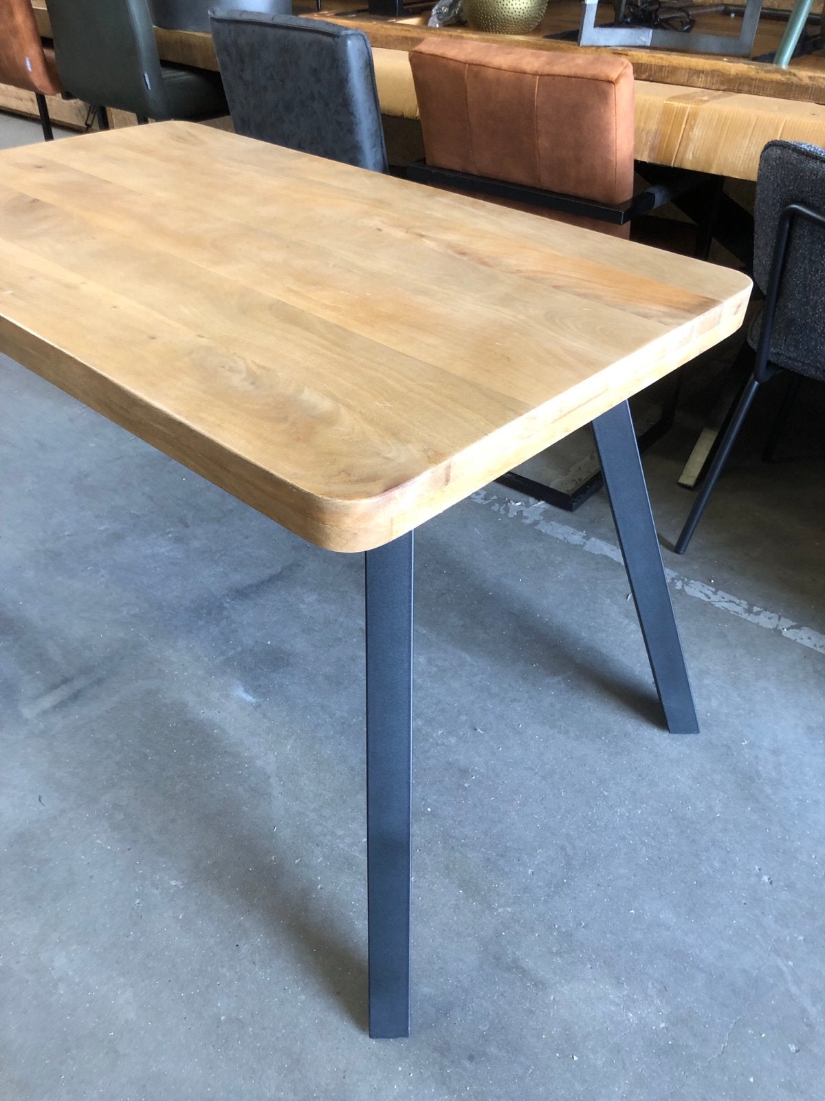 Nieuwe kleine tafel van massief mango hout en stalen poten, 100 tot 150 cm, Nieuw, Rechthoekig, Drie personen