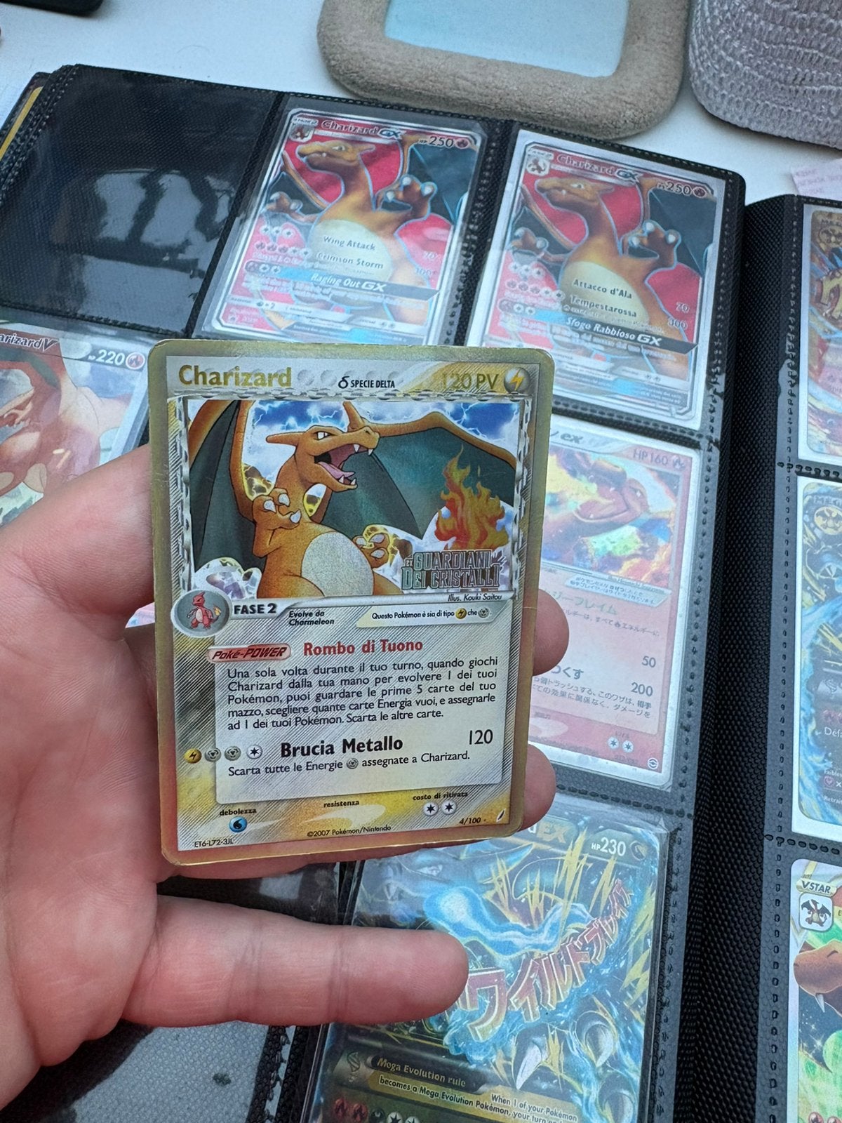 Charizard delta species stamped, Ophalen of Verzenden, Zo goed als nieuw, Meerdere kaarten, Foil