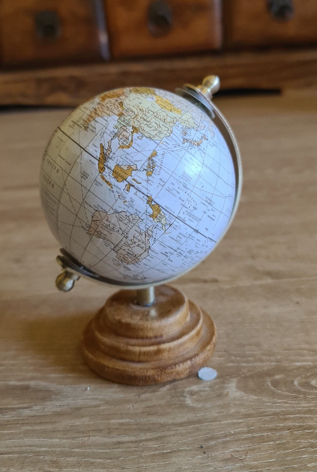 Decoratieve mini wereldbol - 11 cm, Huis en Inrichting, Draaibaar, Ophalen of Verzenden, Zo goed als nieuw, Staatkundige wereldbol
