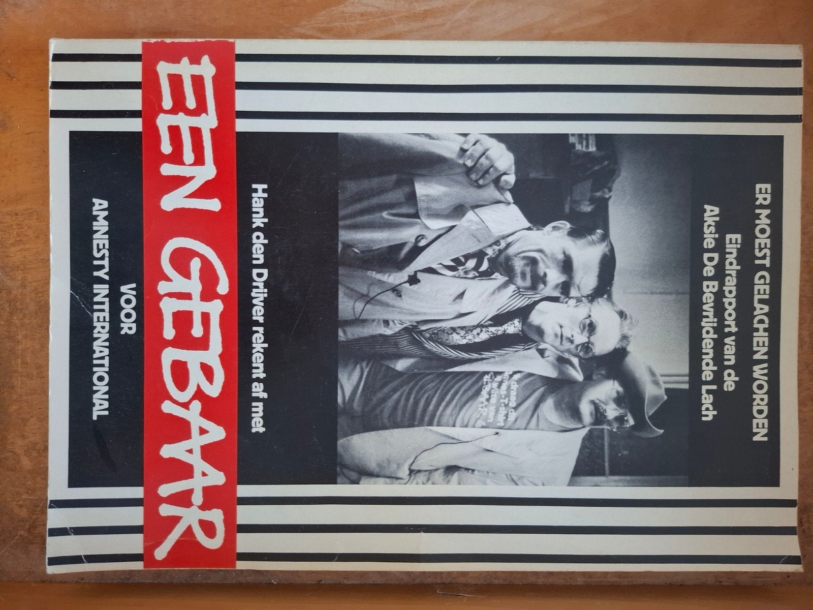 Een Gebaar - Aktie De Bevrijdende Lach voor Amnesty Int., Boeken, Ophalen of Verzenden, Gelezen, Diverse auteurs, Hank den Drijver