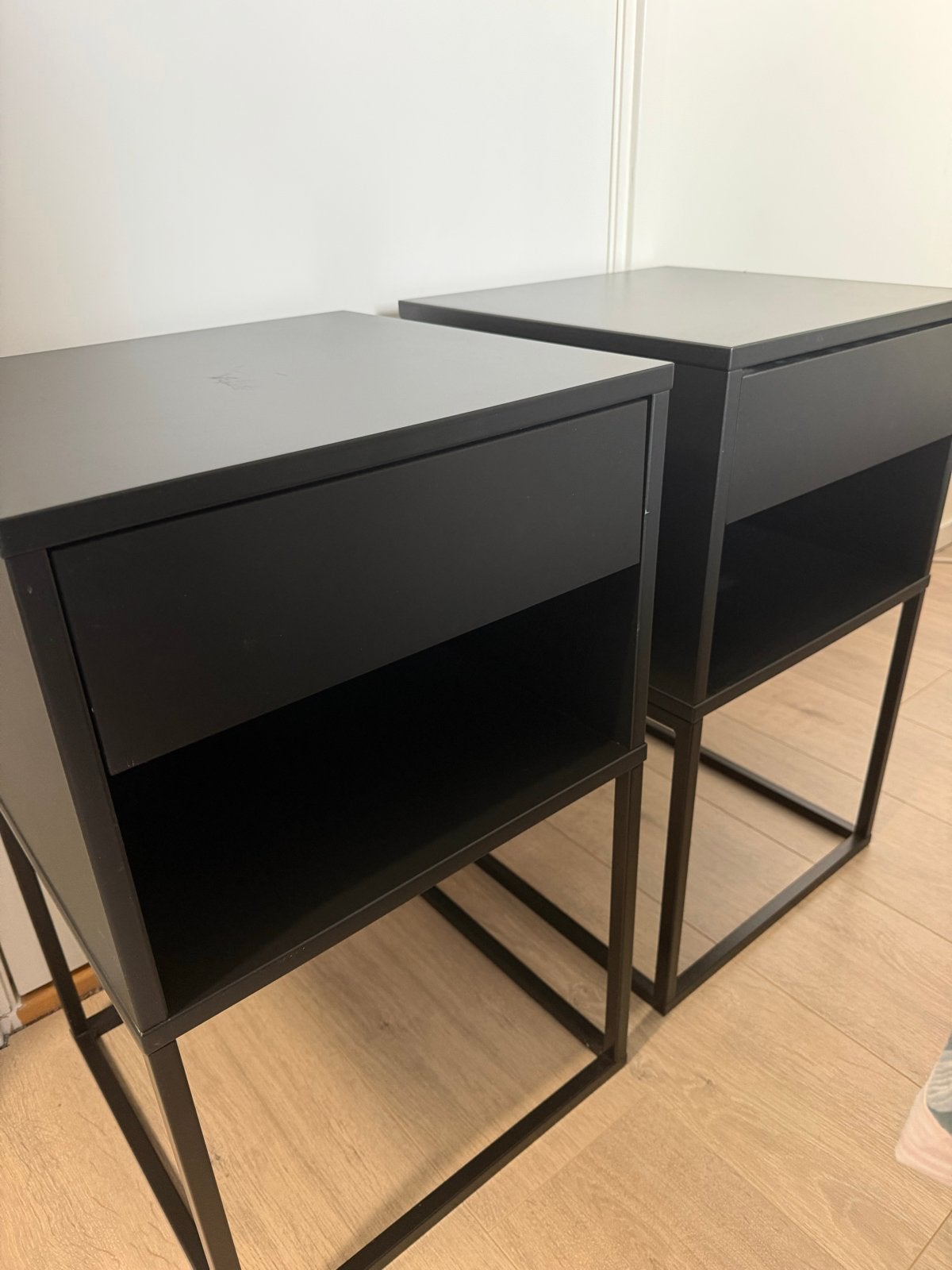 2x IKEA VIKHAMMER nachtkastjes zwart, Ophalen, Overige materialen, Gebruikt, Minder dan 45 cm