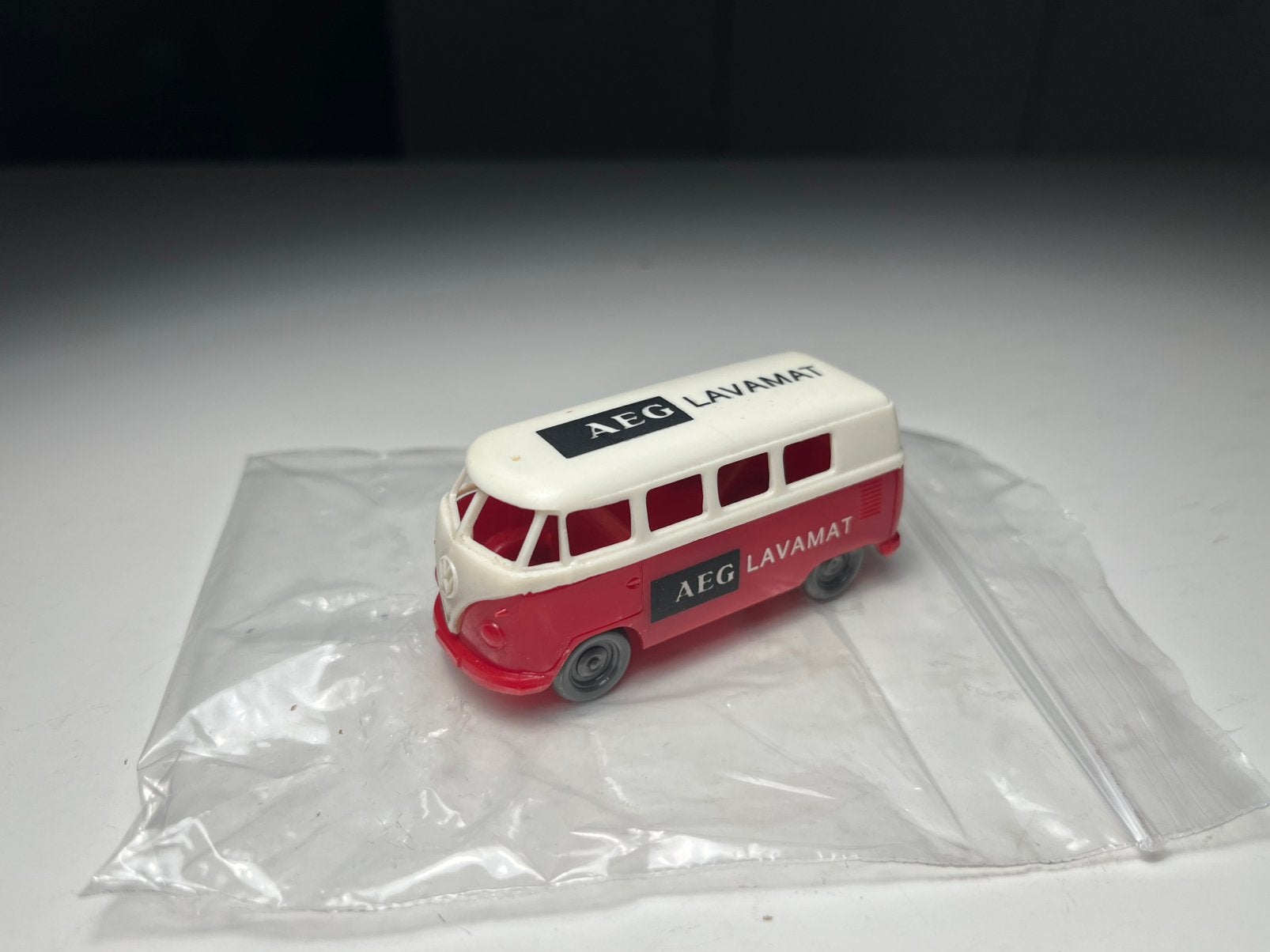 Jean - Volkswagen Bus AEG - Schaal 1:64, Ophalen of Verzenden, Zo goed als nieuw, Auto