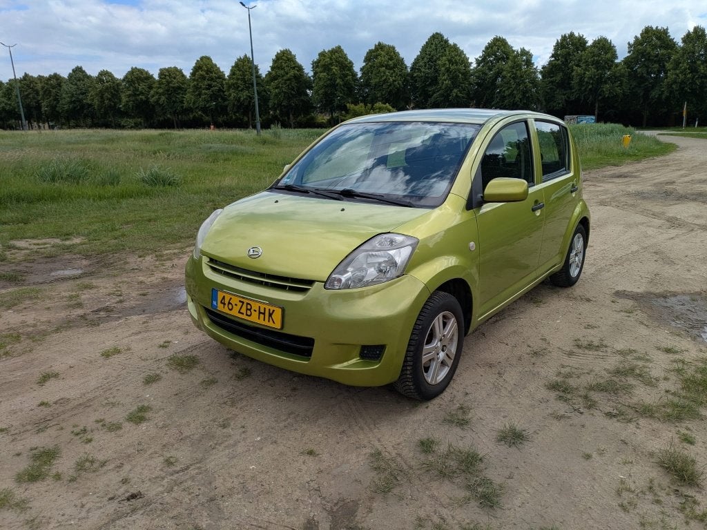 Daihatsu Sirion 1.0 51KW 2007 Groen, Auto's, Daihatsu, Particulier, Sirion, Achteruitrijcamera, Elektrische ramen, Isofix, Trekhaak