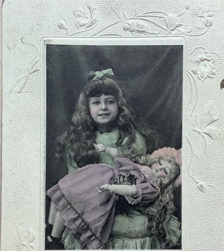 meisje heel lang haar grote pop relief rand insecten vlinder, Ophalen of Verzenden, Voor 1920, Overige thema's