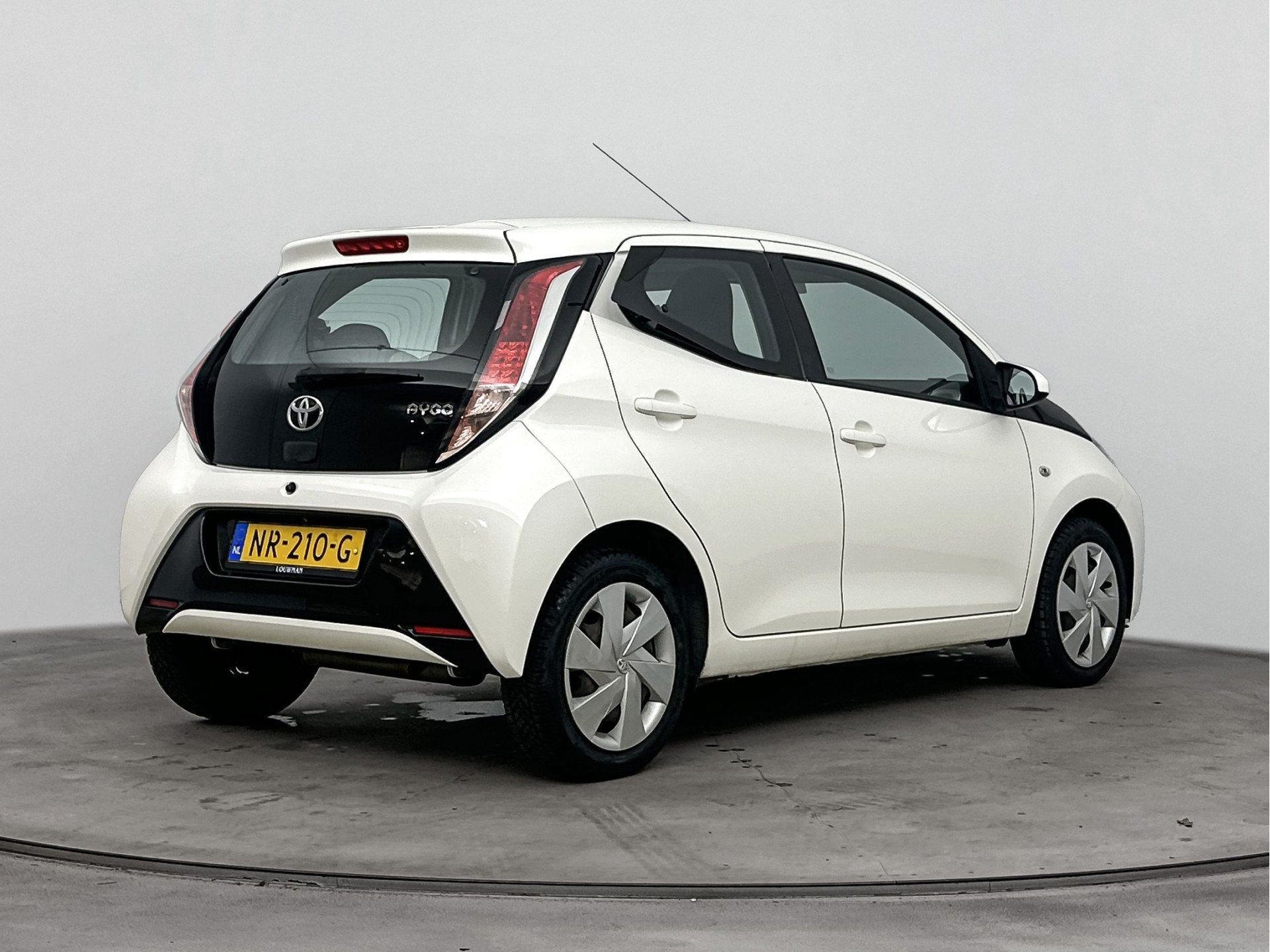 Toyota Aygo 1.0 VVT-i x-play | Dealer onderhouden | Navigati, Voorwielaandrijving, Stof, Gebruikt, 4 stoelen