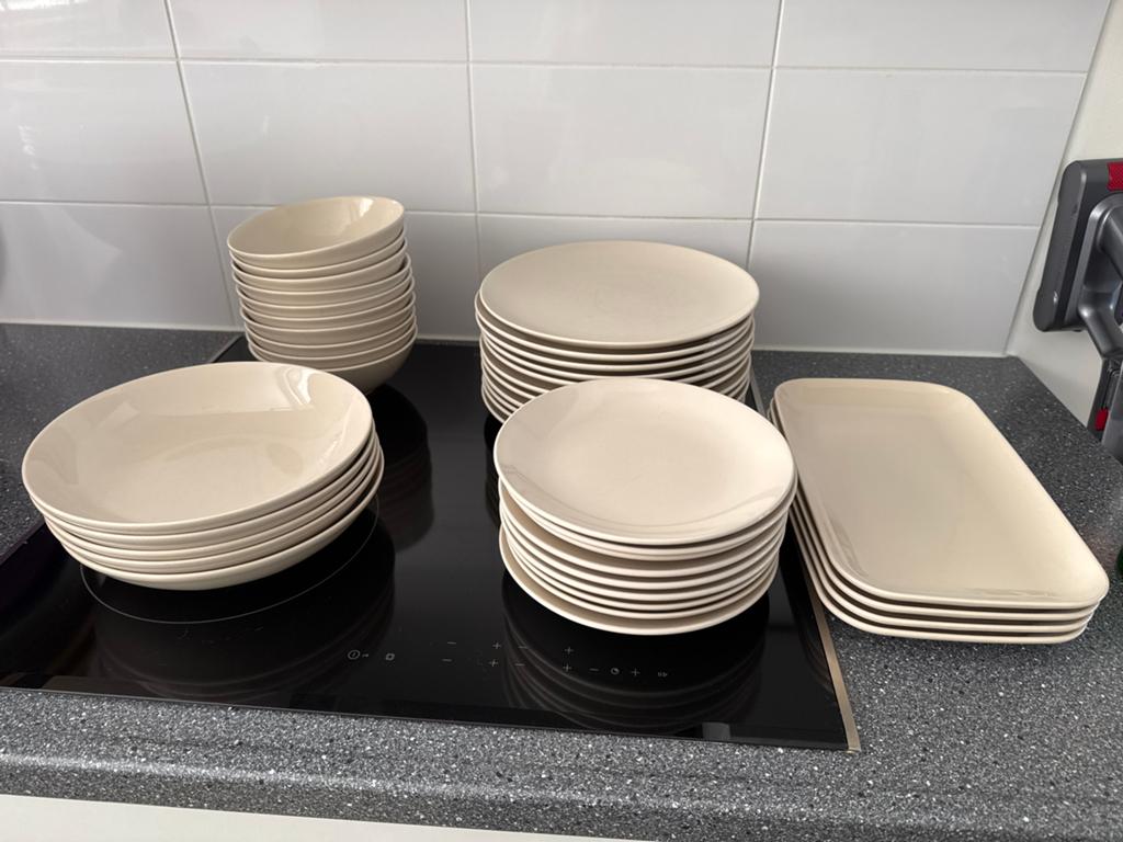 Uitgebreide ikea servies, beige, Huis en Inrichting, Ophalen, Gebruikt, Keramiek, Effen