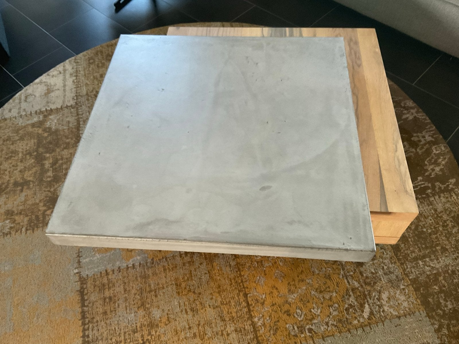 Salontafel met betonlook blad en houten onderstel, Huis en Inrichting, Ophalen, Gebruikt, Vierkant, 50 tot 100 cm