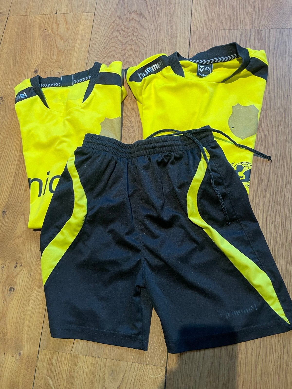 Hummel sportkleding set - shirts en broekje AFC Taba, Ophalen of Verzenden, Zo goed als nieuw, Jongen of Meisje
