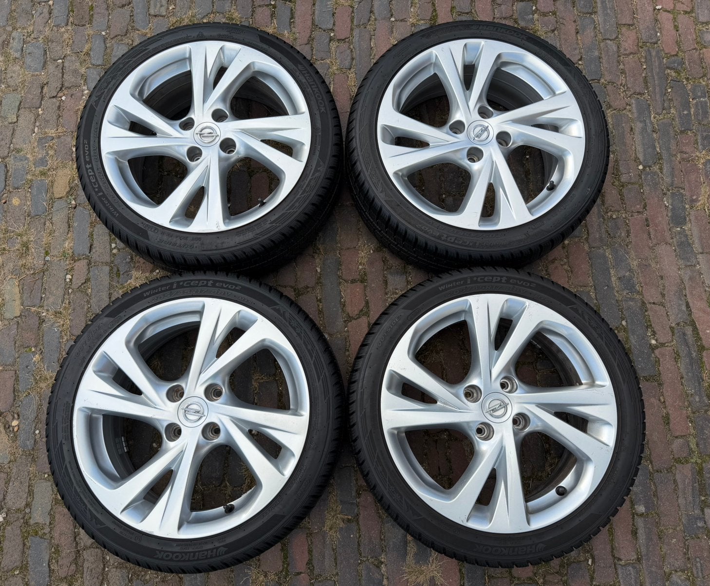 17” Opel Corsa F velgen + zeer goede 205/45R17 winterbanden, Banden en Velgen, 17 inch, 205 mm, Winterbanden