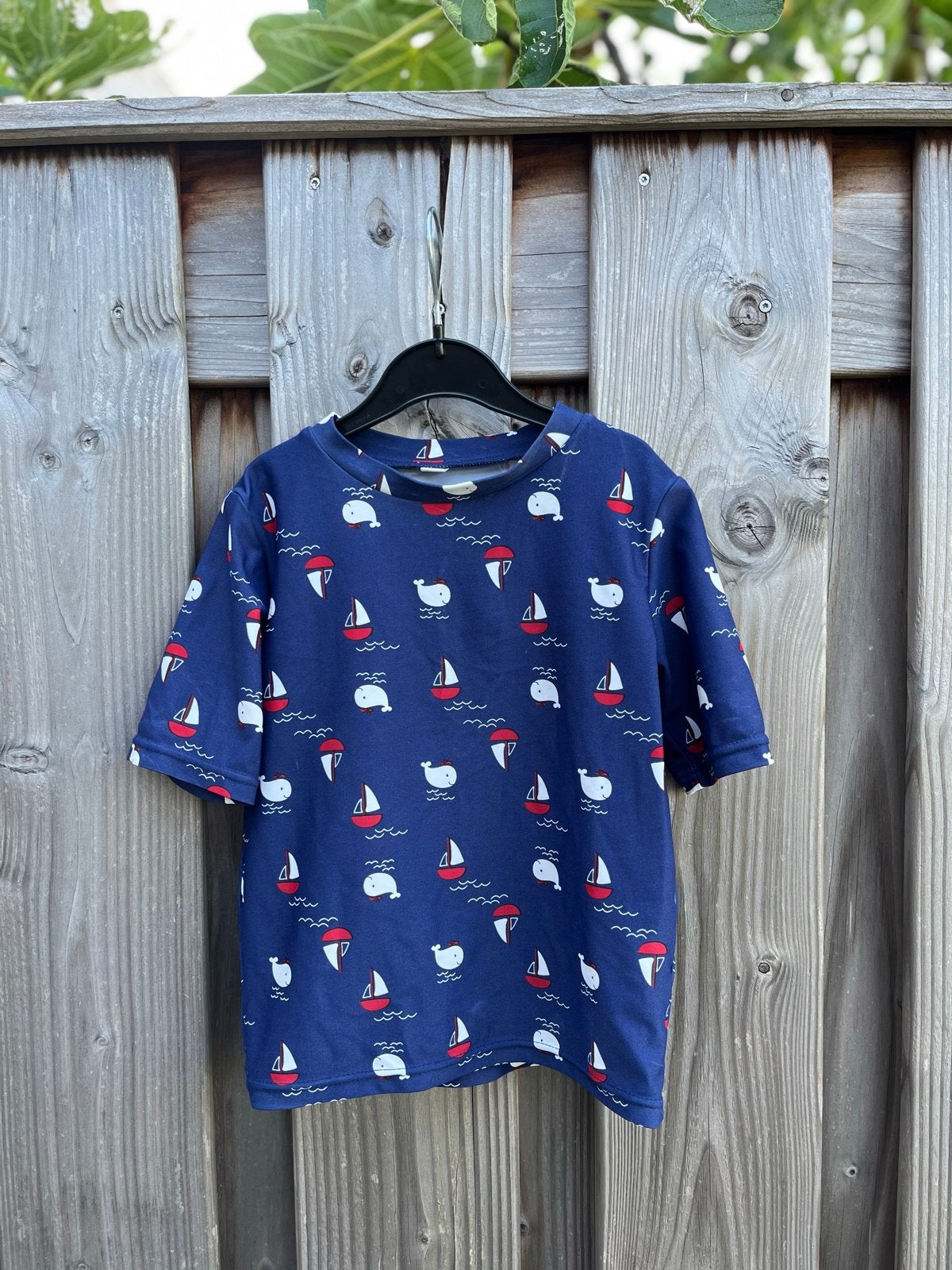 UV shirt 50+ T-shirt met bootjes en walvissen, maat 104, Kinderen en Baby's, Ophalen of Verzenden, Zo goed als nieuw, Jongen of Meisje