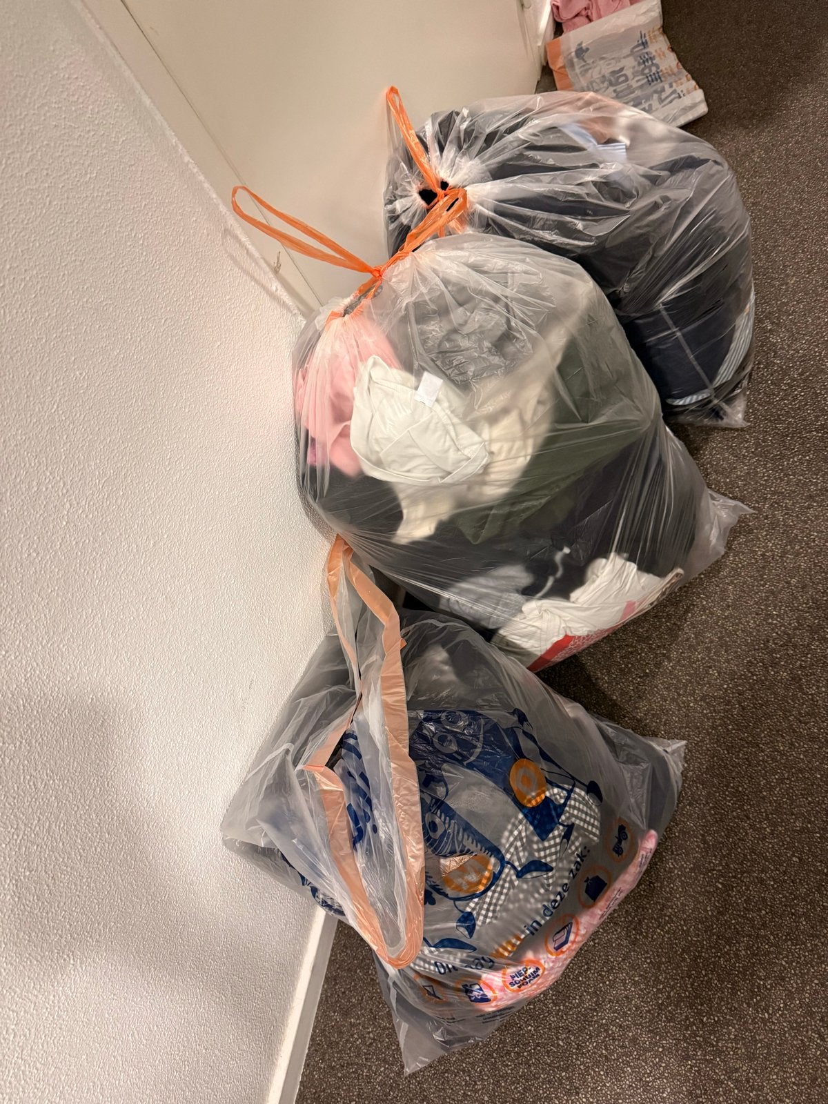 Grote partij kleding, schoenen, handdoeken en kleerhangers, Ophalen, Gedragen
