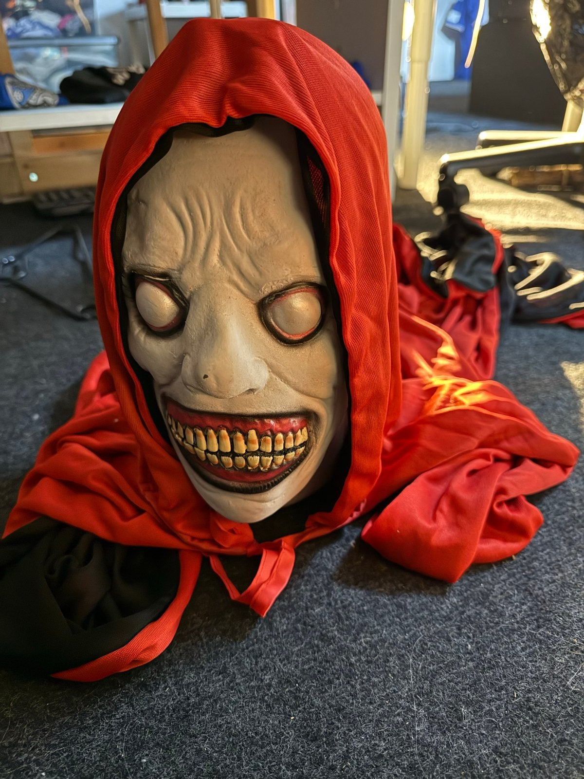 Griezelig masker met rode cape en capuchon, Ophalen of Verzenden, Gebruikt, Accessoires