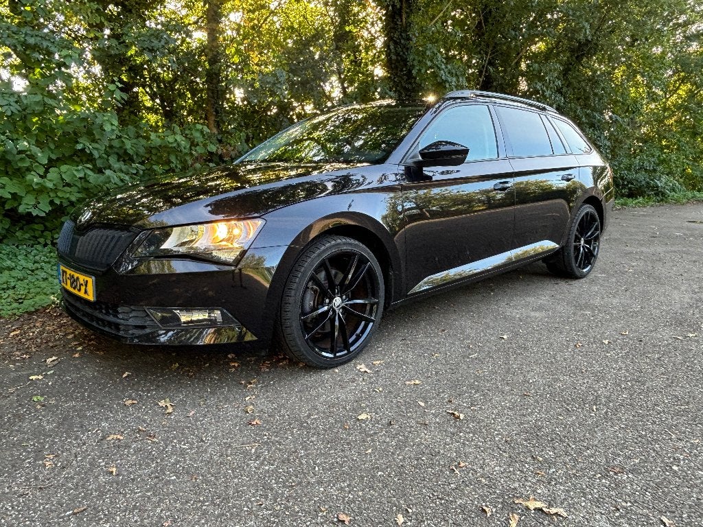 Superb Combi 1.4 TSI, CarPlay PDC, 19” Velgen, Stoelverwarm., Auto's, Voorwielaandrijving, 4 cilinders, Zwart, Origineel Nederlands