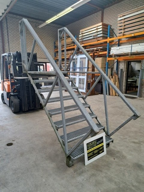 gegalvaniseerde trap 8 roostertreden en leuning, trappen, Ophalen, Gebruikt, Trap, Minder dan 2 meter