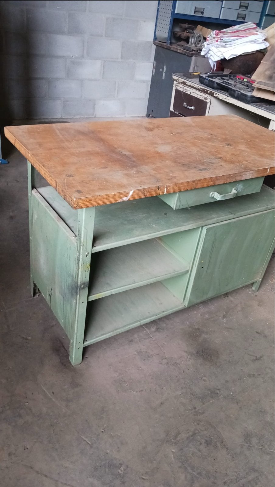 Robuuste werkbank met opbergruimte, Doe-het-zelf en Verbouw, Werkbanken, Ophalen, Gebruikt, 120 tot 170 cm