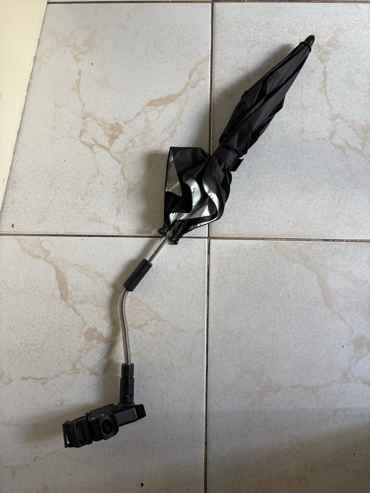 Paraplu met flexibele houder voor kinderwagen/fiets, Ophalen of Verzenden, Gebruikt, Zwart