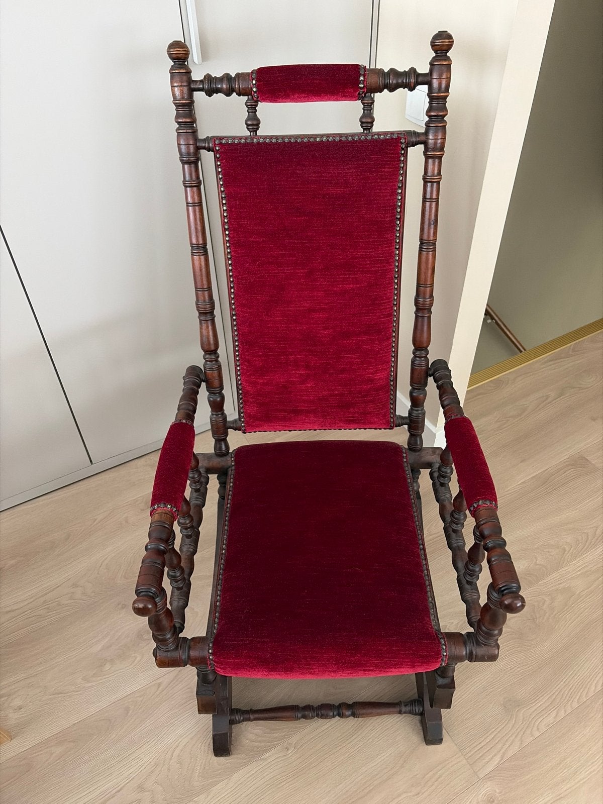 Antieke schommelstoel met rood fluweel, Ophalen