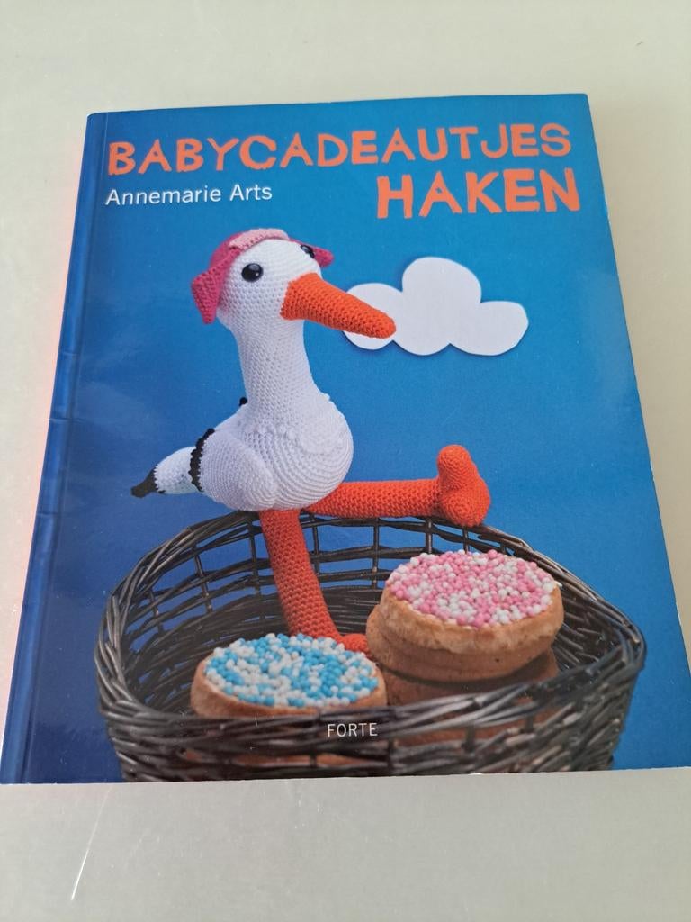Annemarie Arts - Babycadeautjes haken, Breien en Haken, Ophalen of Verzenden, Zo goed als nieuw, Annemarie Arts