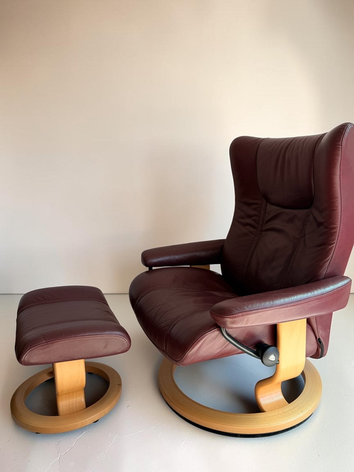 Design stressless relax fauteuil incl voetenbank, Ophalen, Zo goed als nieuw, 50 tot 75 cm, Leer