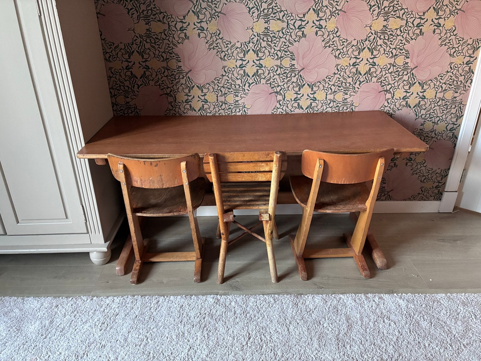 Vintage houten schoolbank met drie stoelen, Ophalen