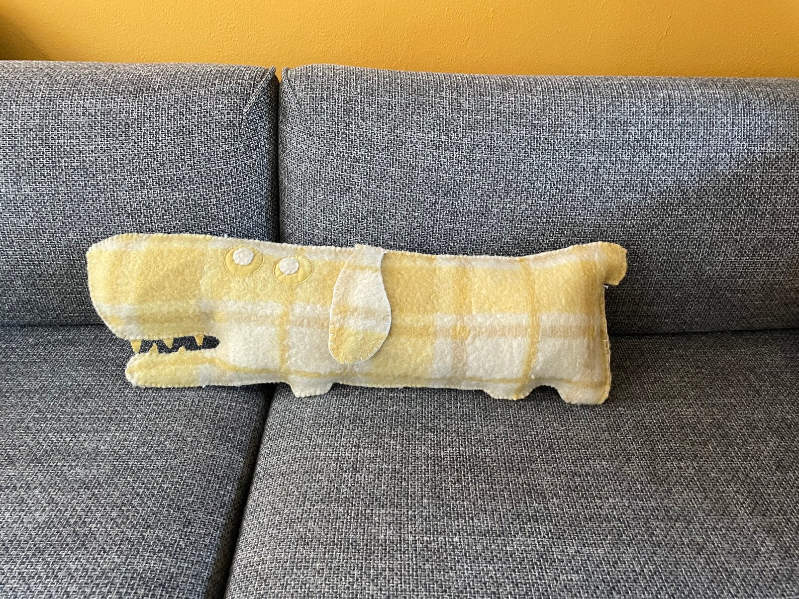 Handgemaakt wollendeken kussen/knuffel, Geel, Ophalen of Verzenden, Zo goed als nieuw, Overige vormen