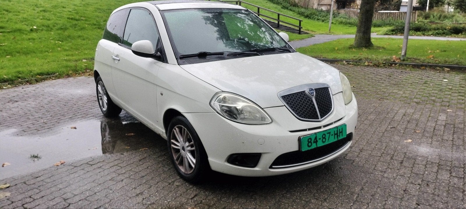 Budget Deal! Lancia Ypsilon 1.4 Airco / Pano 2011 Wit Apk'27, Auto's, Voorwielaandrijving, Dealer onderhouden, Stof, 4 cilinders