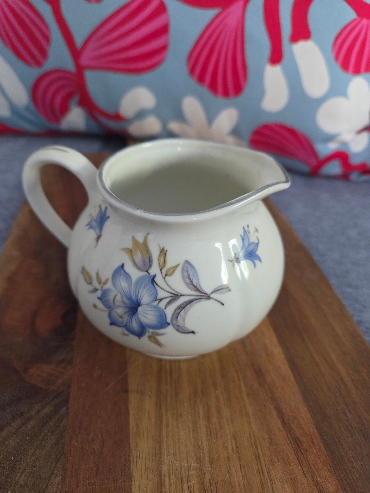 Mosa Maastricht melkkan met blauw bloemmotief, Antiek en Kunst, Antiek | Porselein, Ophalen of Verzenden