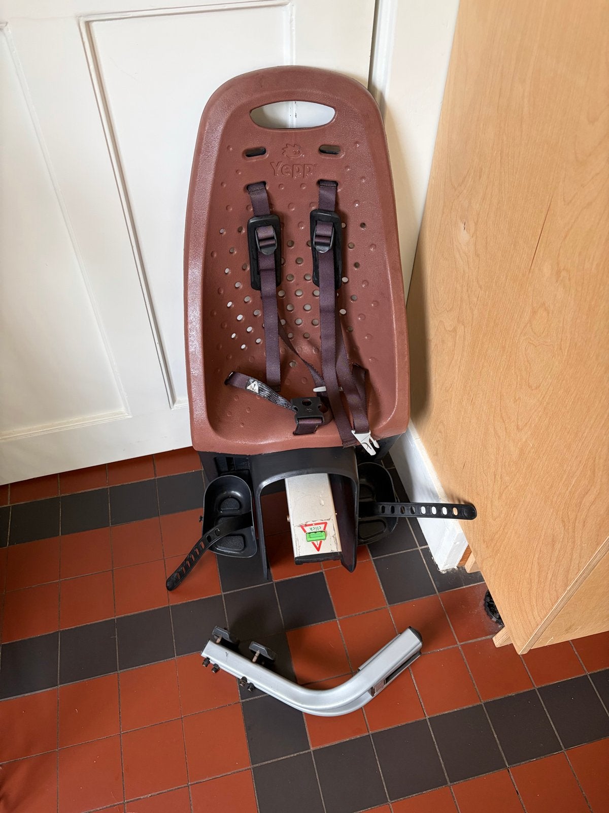 Framebevestiging: Yepp Achterzitje Bruin, Ophalen, Achterzitje, 9 t/m 36 kg, Gebruikt