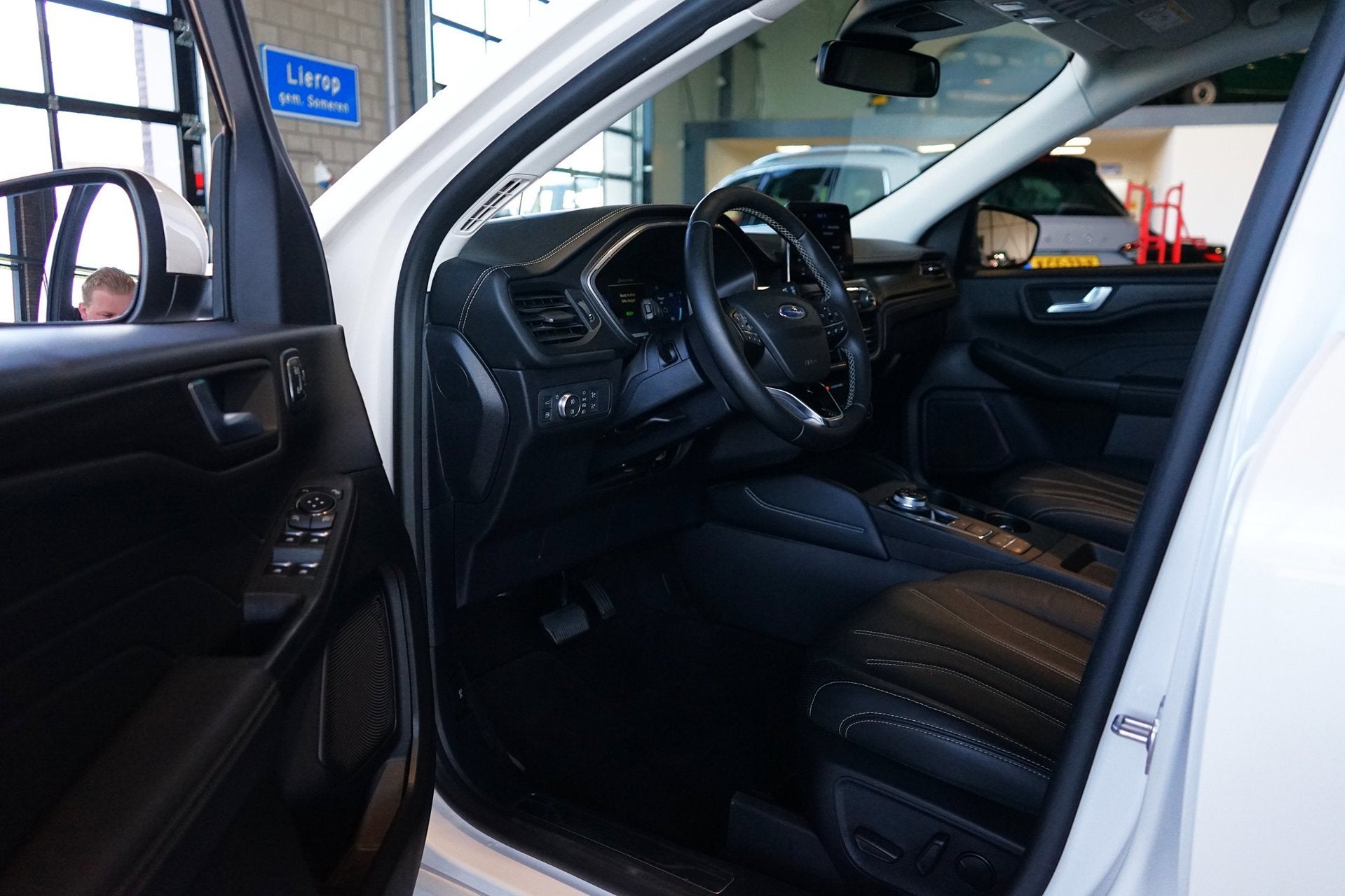 Foto 3 van Ford KUGA 2.5 PHEV Vignale|PANO|LEDER|STOEL/STUURVERW|NAVI|B