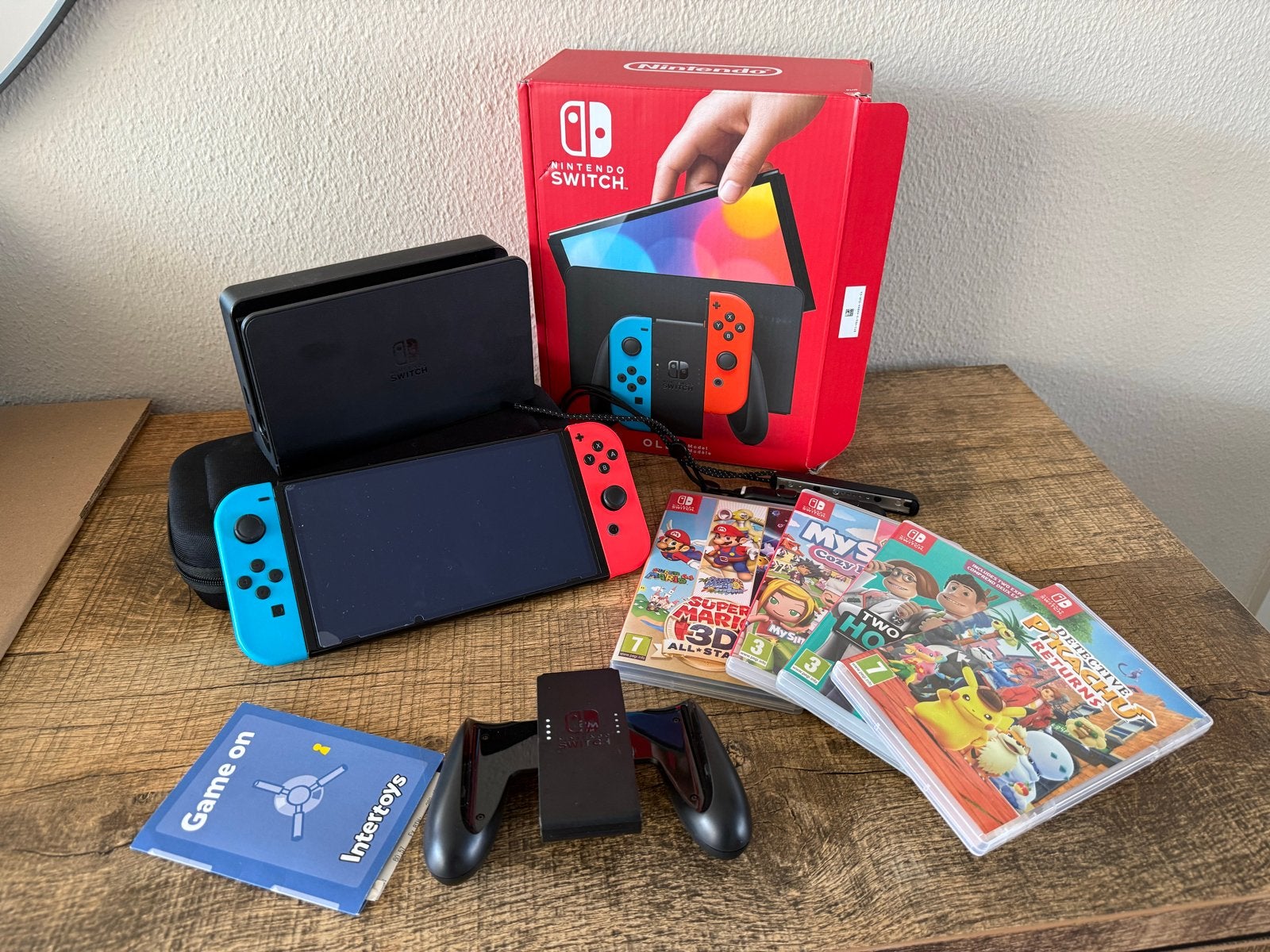 Foto 2 van Nintendo Switch OLED met 4 spellen en accessoires