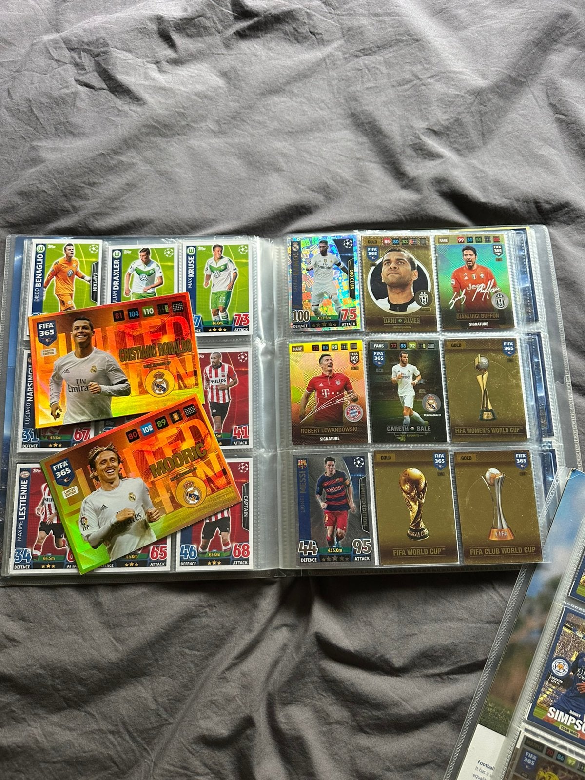 Fifa voetbal boeken 2015/16 en 2017 met zeldzame kaarten, Verzamelen, Ophalen of Verzenden, Gebruikt, Overige sporten, Boek of Tijdschrift