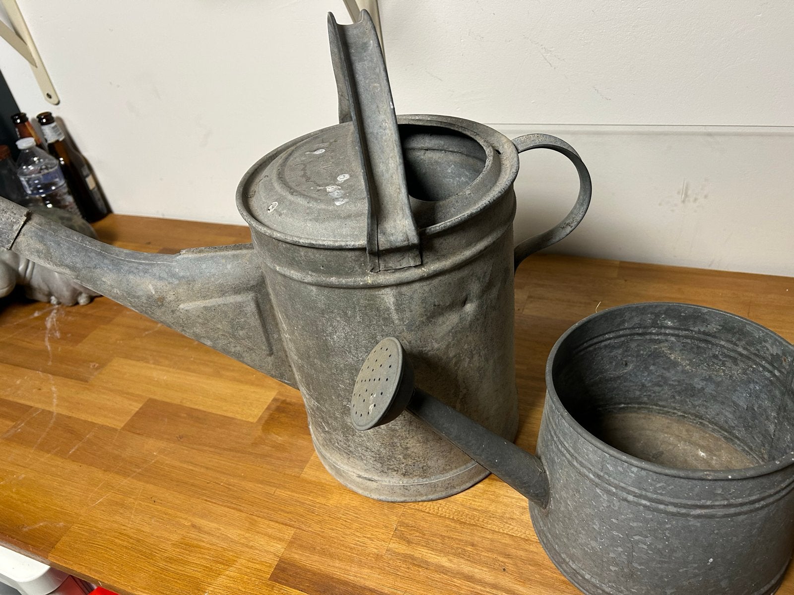 Set van 2 vintage zinken gieters, groot en klein, Ophalen, Gebruikt, Metaal