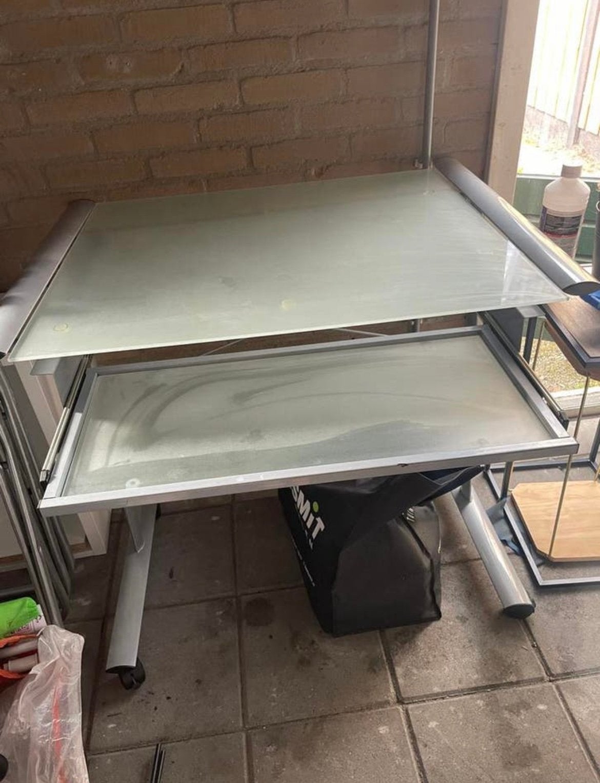 Glazen Computerbureau -Tafel  en uitschuifbaar plateau, Ophalen, Gebruikt