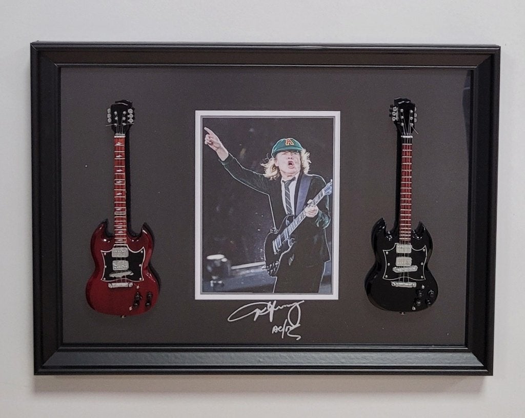 Angus Young ACDC 2 miniatuur gitaren op lijst wanddeco dedco, Info@deconoord.nl, Deco Noord, Nieuw, Ophalen of Verzenden