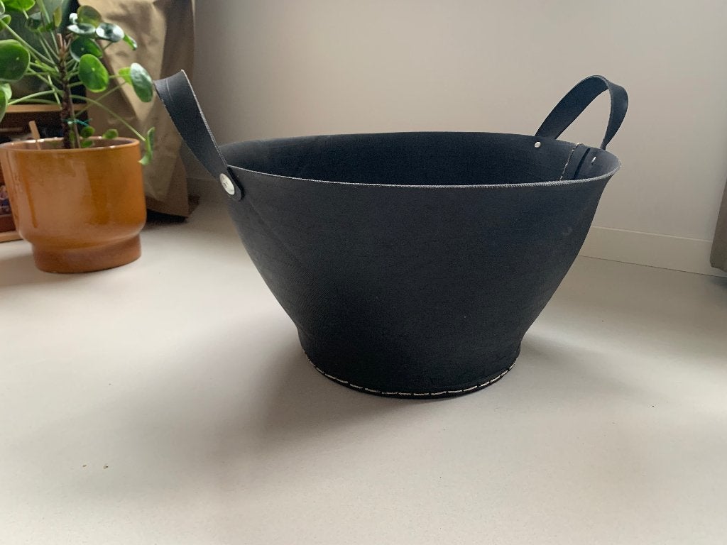 Mand van gerecycled rubber, Huis en Inrichting, Woonaccessoires | Schalen en Manden, Ophalen, Overige materialen, Mand, Rond