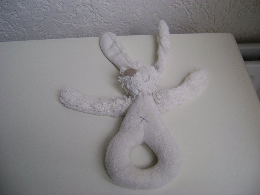 wit pluche konijn met handvat en rammeltje 18cm lang, Konijn, Ophalen of Verzenden, Zo goed als nieuw, Wasbaar