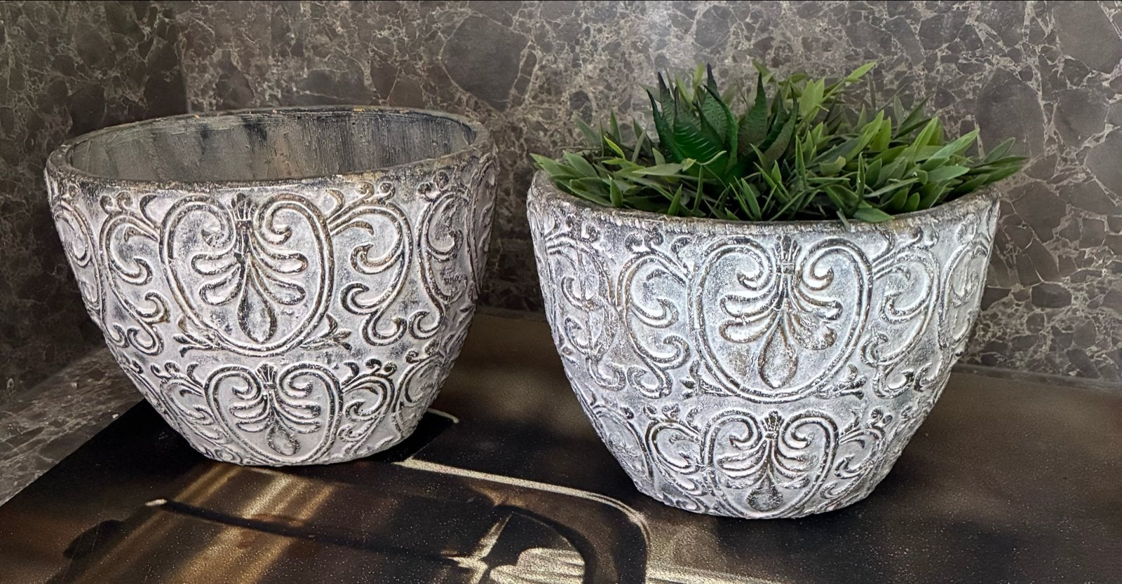Set van 2 sierlijke bloempotten met barok motief, set €10,00, Tuin en Terras, 25 tot 40 cm, Gebruikt, Rond, Binnen