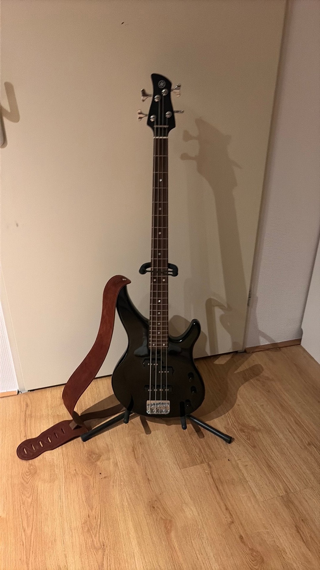 Yamaha TRBX174 Basgitaar + Luxe Zijden Band + Standaard, Muziek en Instrumenten, Ophalen, Zo goed als nieuw