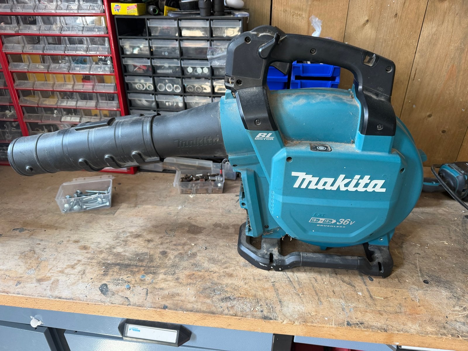 Makita DUB363ZV 36V Accu Bladblazer / Bladzuiger met Haks, Ophalen, Zo goed als nieuw, Accu, Handgedragen