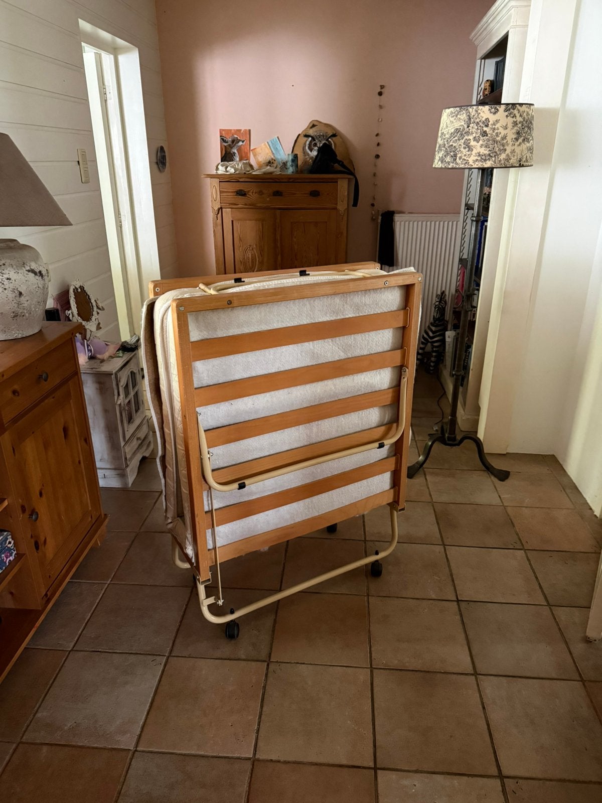 Inklapbaar logeerbed op wieltjes met matras – 190 x 80 cm, Ophalen, Gebruikt, Eenpersoons, 190 cm of minder