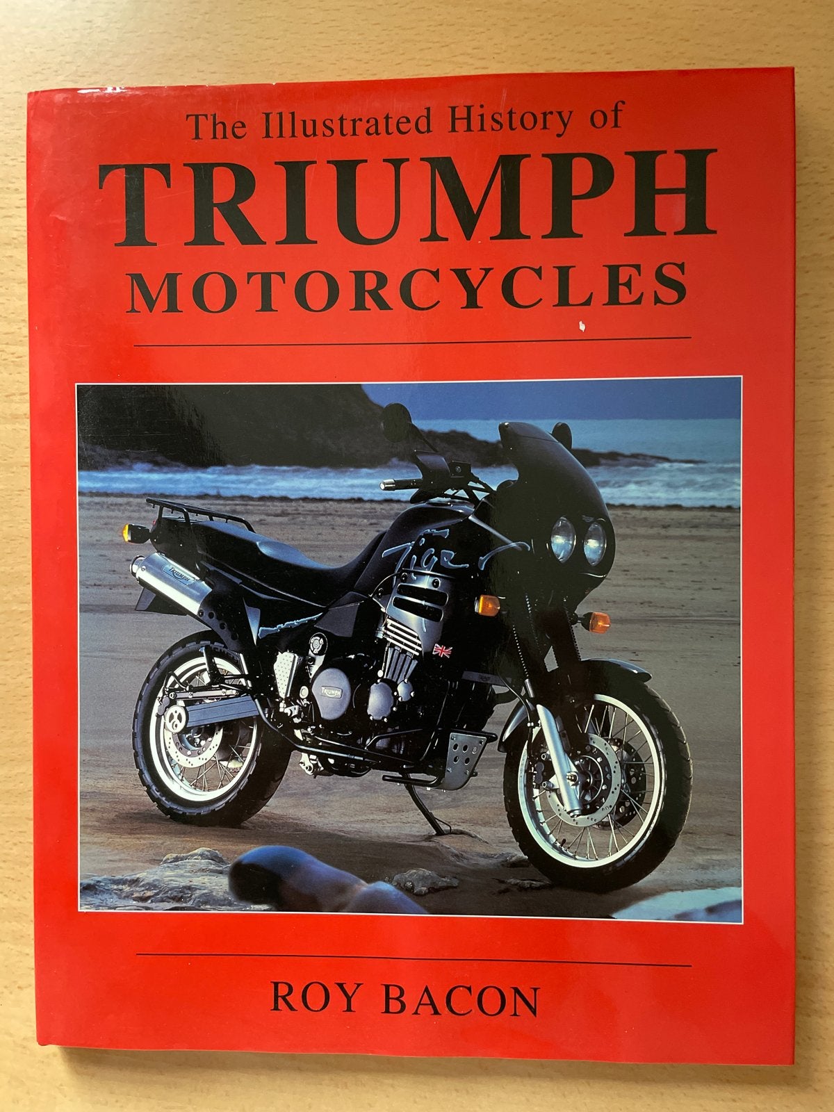 The Illustrated History of Triumph Motorcycles - Roy Bacon, Boeken, Ophalen of Verzenden, Zo goed als nieuw, Merk of Model