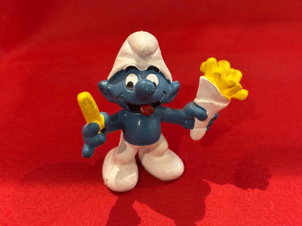 Smulsmurf  zak friet frietje hand. 5 cm. Schleich Peyo 1981, Verzamelen, Ophalen, Zo goed als nieuw, Smulsmurf, Poppetje, Figuurtje of Knuffel