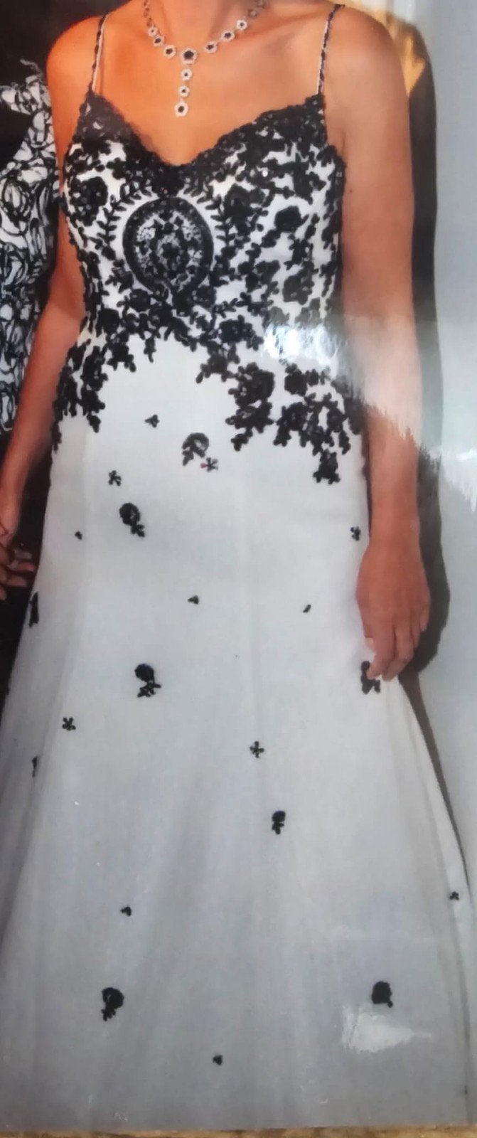 Lange witte trouwjurk met zwarte kraaltjes, maat 36/38, Ophalen of Verzenden, Wit, Trouwjurk