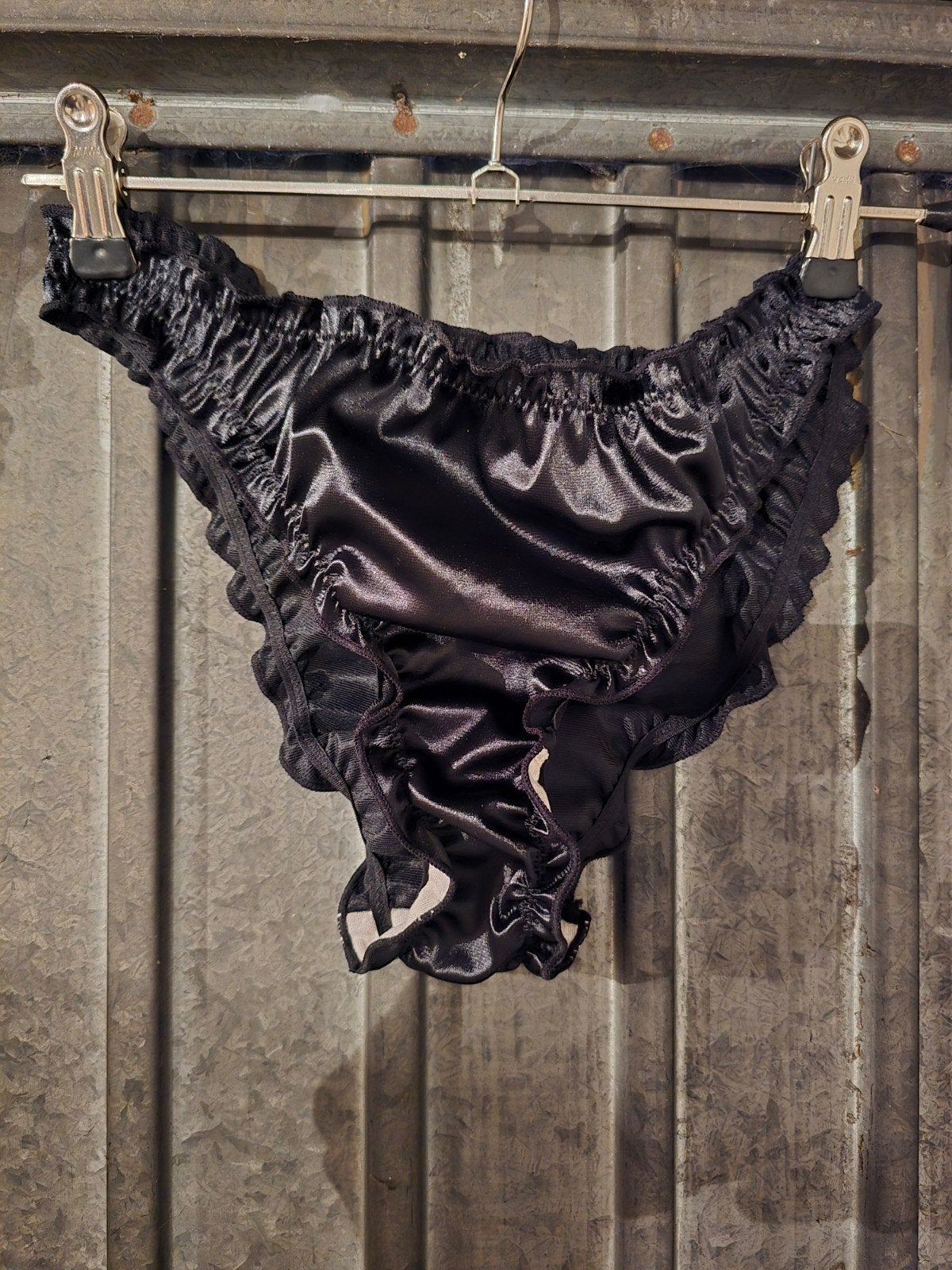 Zwarte satijnen slip met ruches, Kleding | Dames, Ondergoed en Lingerie, Onbekend, Verzenden, Zwart, Slip