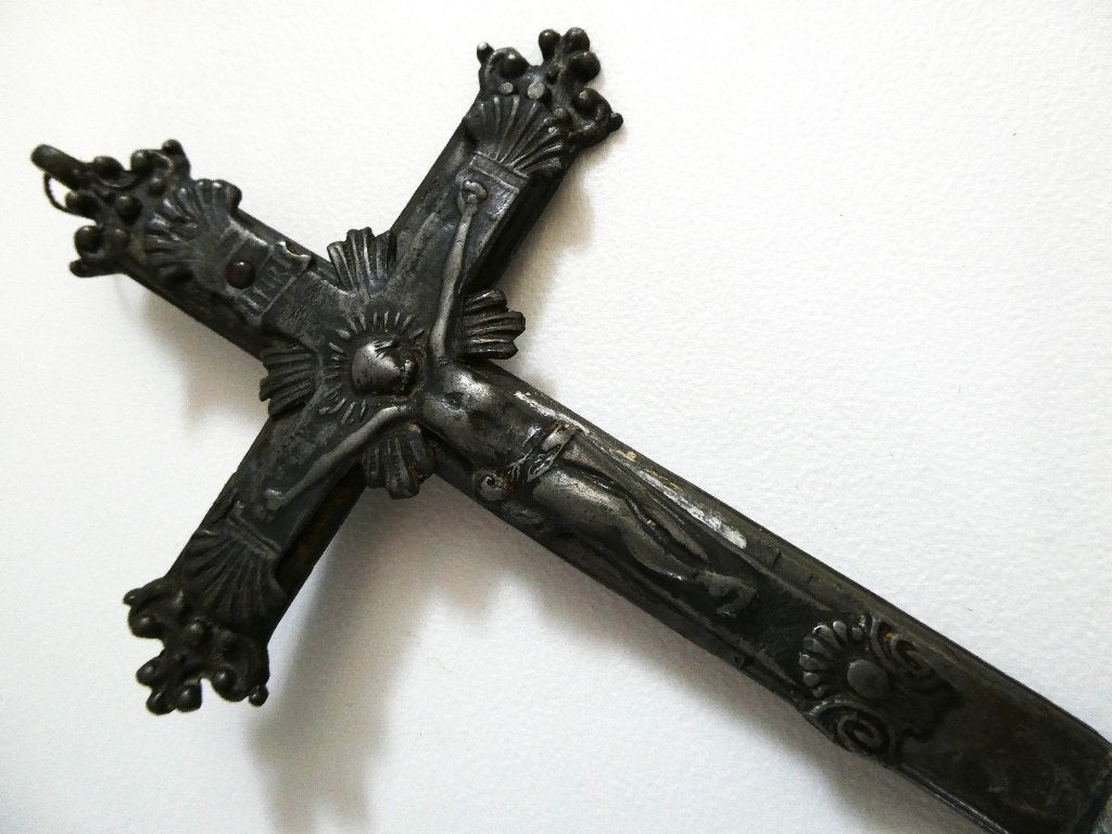 Tinnen wijwaterbakje met crucifix corpus Jezus ca. 1850 tin, Ophalen of Verzenden