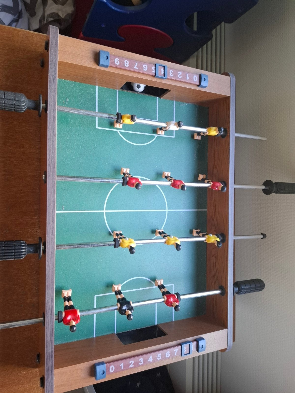 Compacte voetbaltafel voor urenlang speelplezier, Ophalen