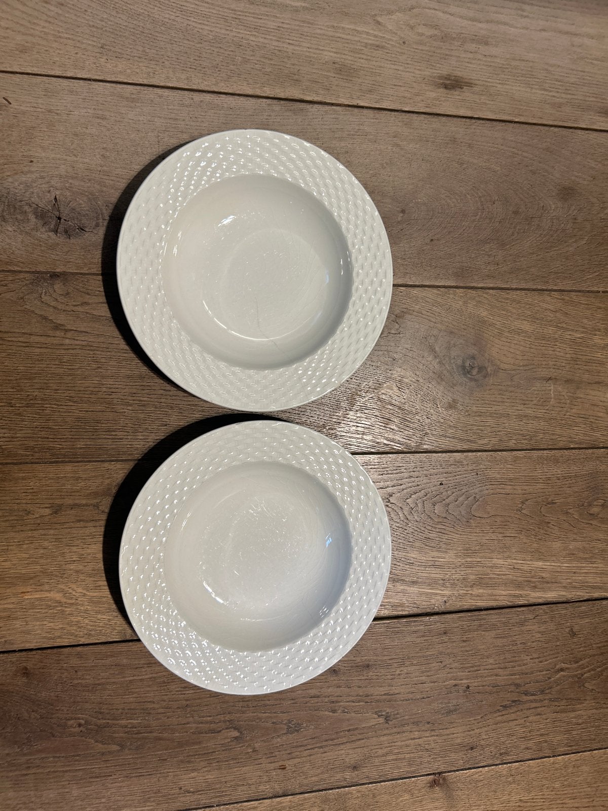 Twee witte diepe borden met wafelpatroon HEMA, Ophalen, Gebruikt, Keramiek, Bord(en)