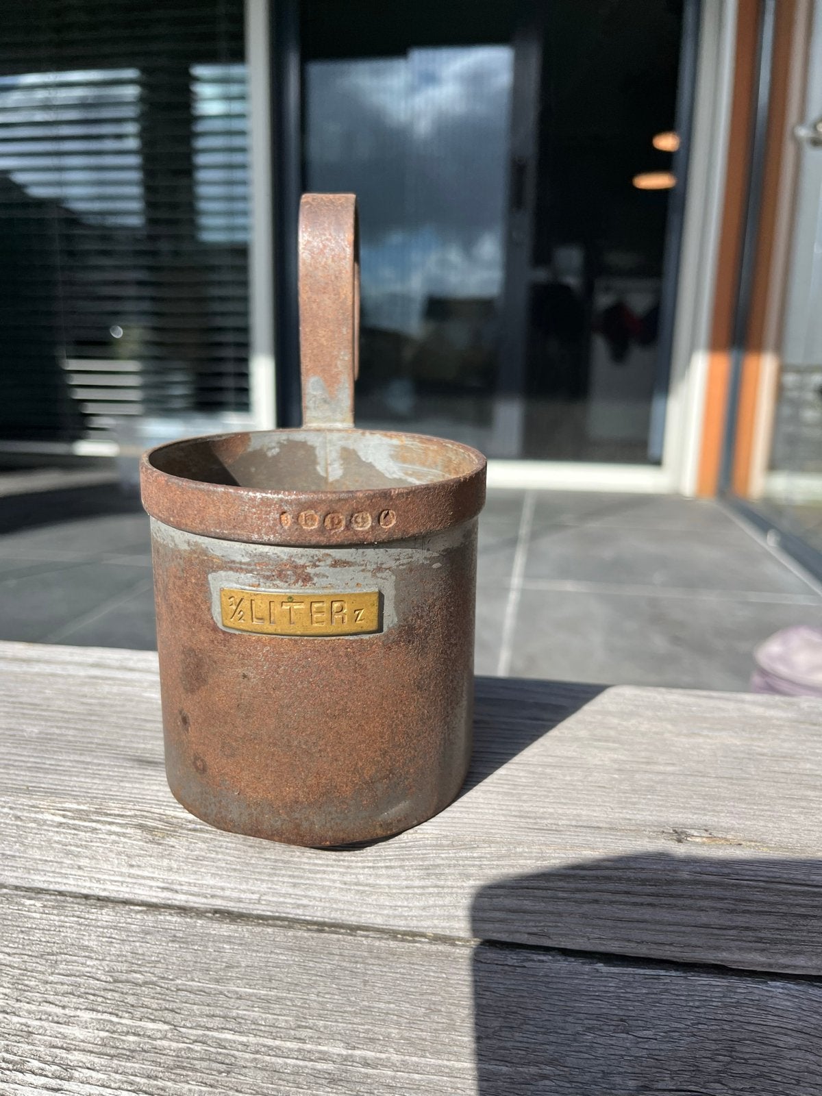 Antieke roestige metalen maatbeker - 1 liter, Antiek en Kunst, Ophalen of Verzenden